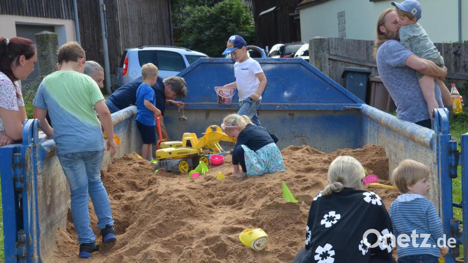 Der Sandkasten ist ein beliebter Zeitvertreib für die ganz Kleinen. Bild: dob