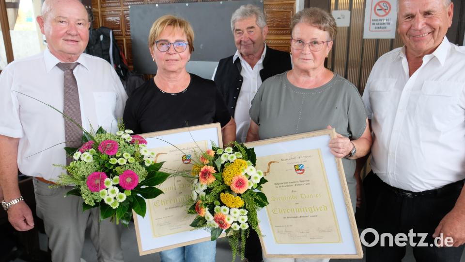 Brigitte Dromann (2. von links) und Sieglinde Danzer (2. von rechts) wurden zu Ehrenmitgliedern befördert. Die Ernennungsurkunden überreichten Präsident Erwin Dromann (links), 3. Vorstand Hermann Förster (Bildmitte) und 2. Vorsitzender Fritz Gradl. Bild: do