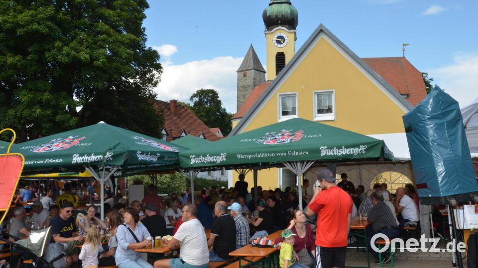 Im Schatten der St. Johannes-Nepomuk-Kirche lässt es sich bestens feiern. Bild: dob