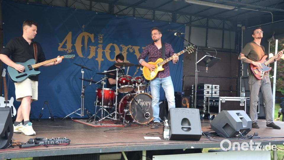 Die Band „4 Glory“ spielte am Freitagabend im Freibad auf. Bild: jr