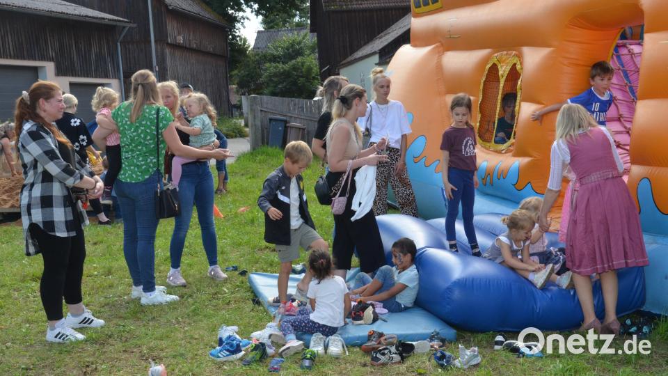 An und in der Hüpfburg tobt das Leben. Bild: dob