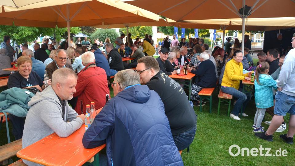Gut 400 Besucher kamen am Freitagabend ins Freibad zum Feiern. Bild: jr