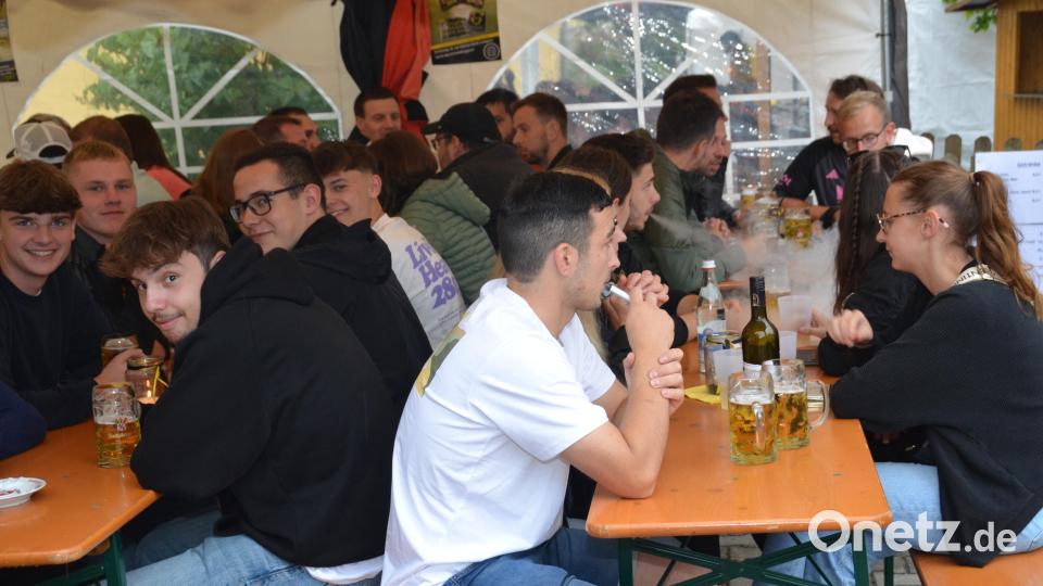 Zum Dämmerschoppen waren viele junge Dorfbewohner gekommen. Bild: dob