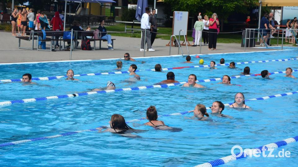 Mit 378 Teilnehmenden stellten die Schule mit Abstand die meisten Schwimmer, hier im Einsatz am Freitagvormittag. Bild: jr