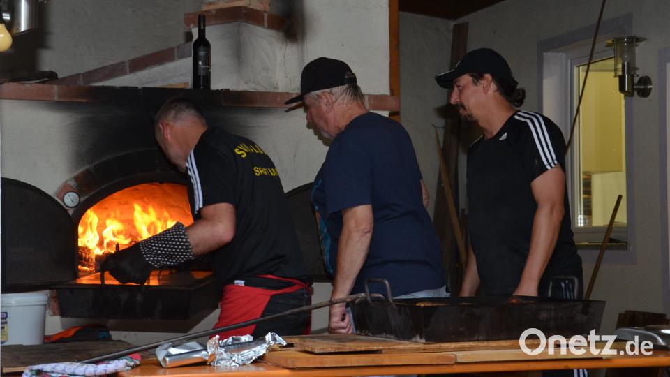 Wenzl Rauch, Heiner Ertl und Roman Lindner (von links) überprüfen den Braten. Bild: dob