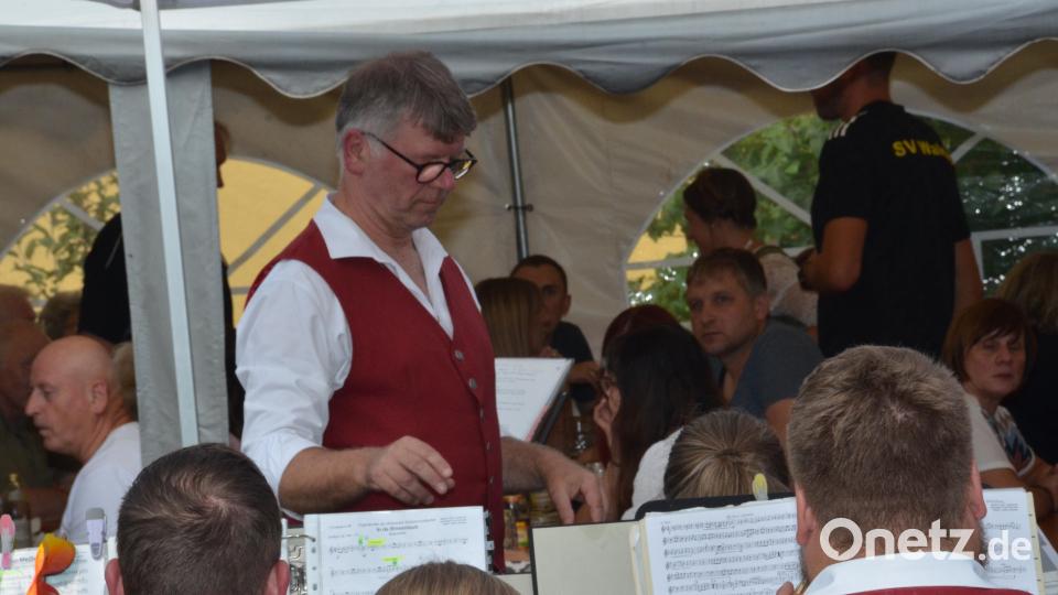 Manfred Mislik dirigiert die Roggensteiner Jugendkapelle in Vertretung von Josef Wolfrath. Bild: dob