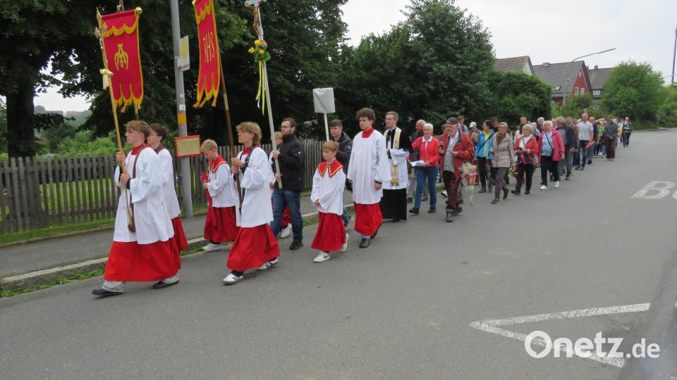Die Gläubigen aus der Pfarreigemeinschaft Neustadt-Altenstadt feierten erstmals gemeinsam das Mutter-Anna-Fest und beim Rabusky-Kreuz aufeinander. Bild: adj