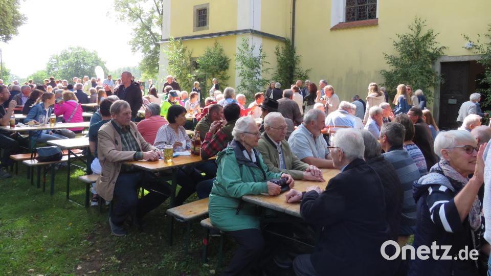 Auf der Wiese neben der Mutter-Anna-Kirche lässt es sich gut feiern. Bild: adj