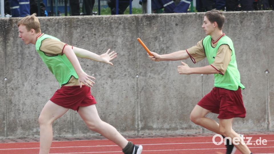 Staffellauf über 1500 Meter gegen die Uhr. Der Schlussläufer muss spätestens nach vier Minuten und zehn Sekunden die Ziellinie überquert haben. Bild: Hirsch
