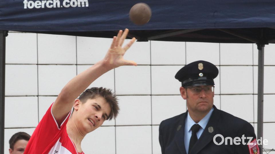 Auch Kugelstoßen gehört zu den Disziplinen. Die neun Mitglieder jeder Gruppe müssen es zusammen auf mindestens 55 Meter bringen. Bild: Hirsch