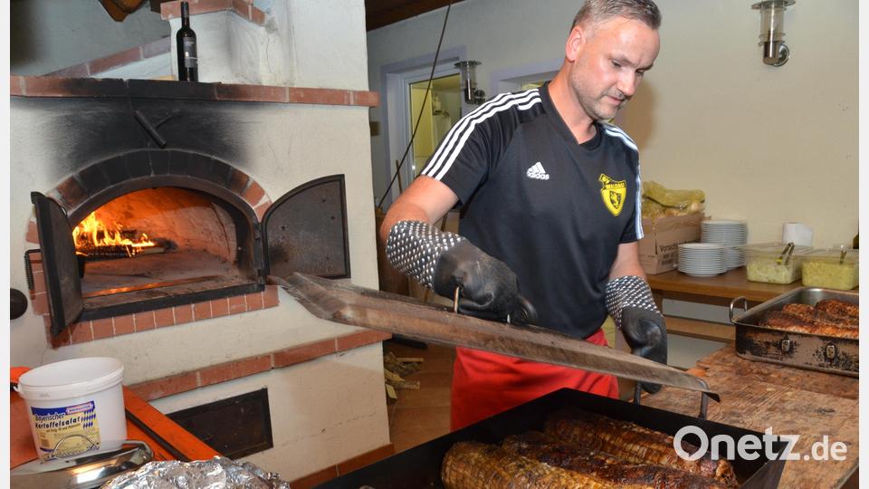 Wenzl Rauch war der Koch für den knusprigen Rollbraten aus dem Backofen. Bild: dob