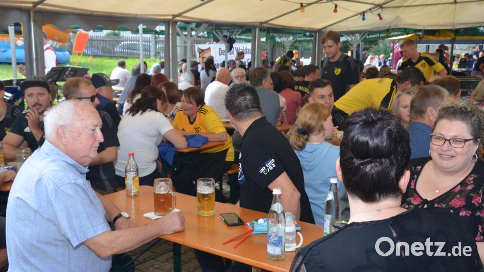 Die Waldauer Dorfbevölkerung lässt sich zum Dorffest nicht zweimal bitten und kommt in Scharen zum Pfarrheimplatz. Bild: dob