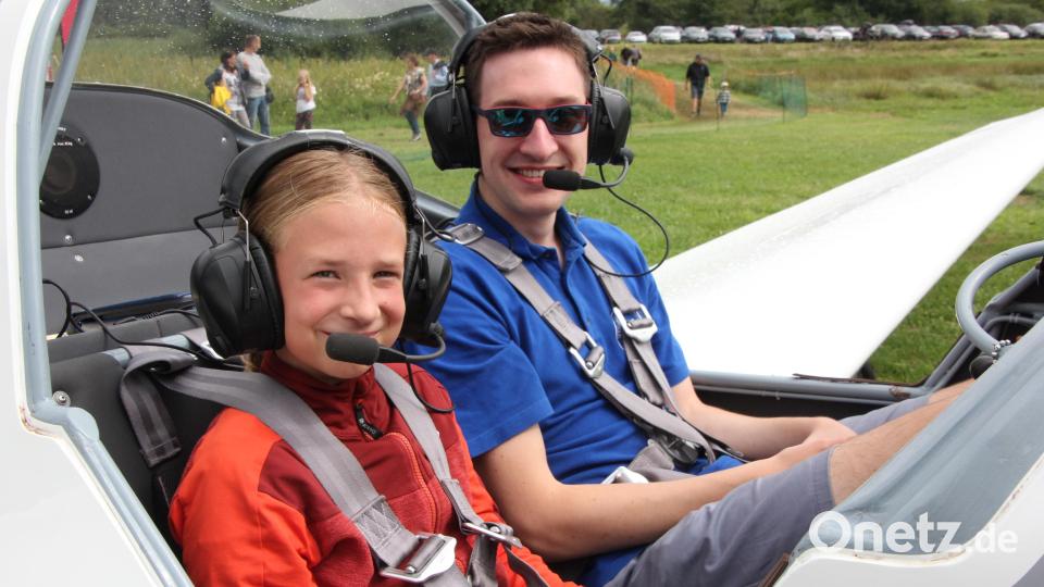 Pilot Florian Sammüller hebt gleich mit der zehnjährigen Miriam Raschke und einem Motorsegler ab. Bild: kro