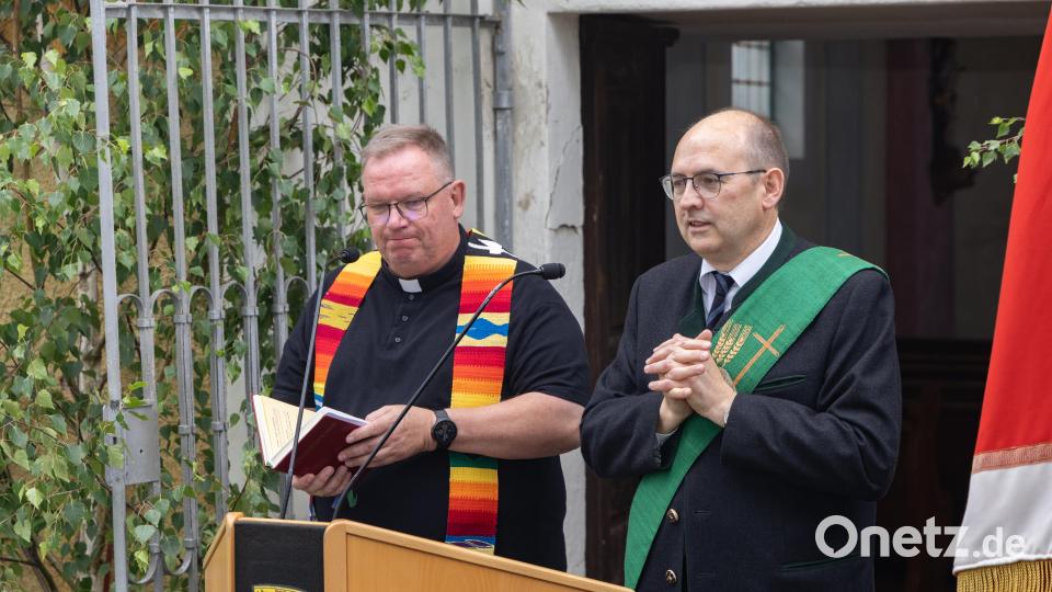 Pfarrer Thomas Berthold und Diakon Martin Schraml segnen das neue Feuerwehrfahrzeug der Freiwilligen Feuerwehr Siegritz feierlich vor der St.-Anna-Kapelle. Bild: Roland Wellenhoefer