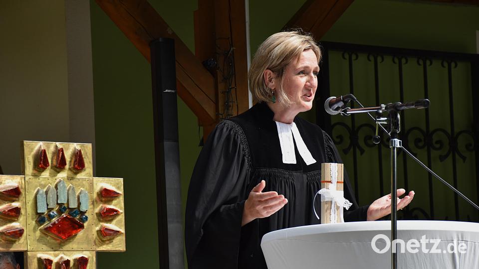 Pfarrerin Dr. Stefanie Schön hielt ihre letzte Predigt auf der Terrasse des OWV-Heimes Tirschenreuth bei einem Open-Air-Gottesdienst. Bild: ubb