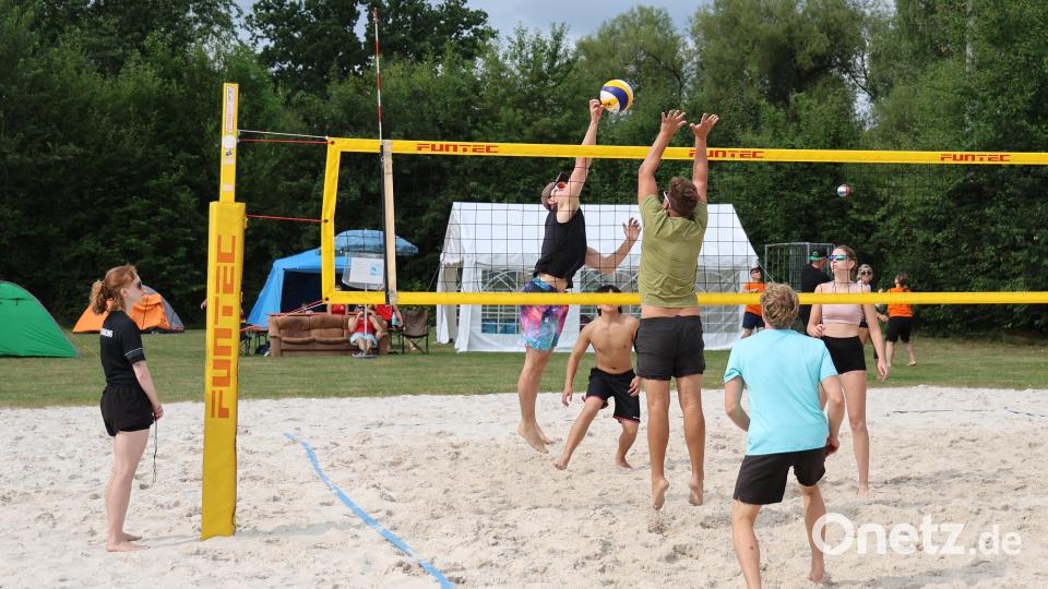 Spannende Duelle am Netz, Sand und die vielen Zelte gehören zum Waldbadcup dazu. Bild: Michael Klement