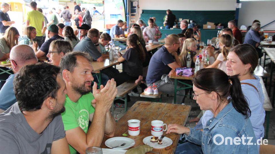 Beim Festbetrieb im Hangar gab es so manche Leckerei für die Besucher. Bild: kro
