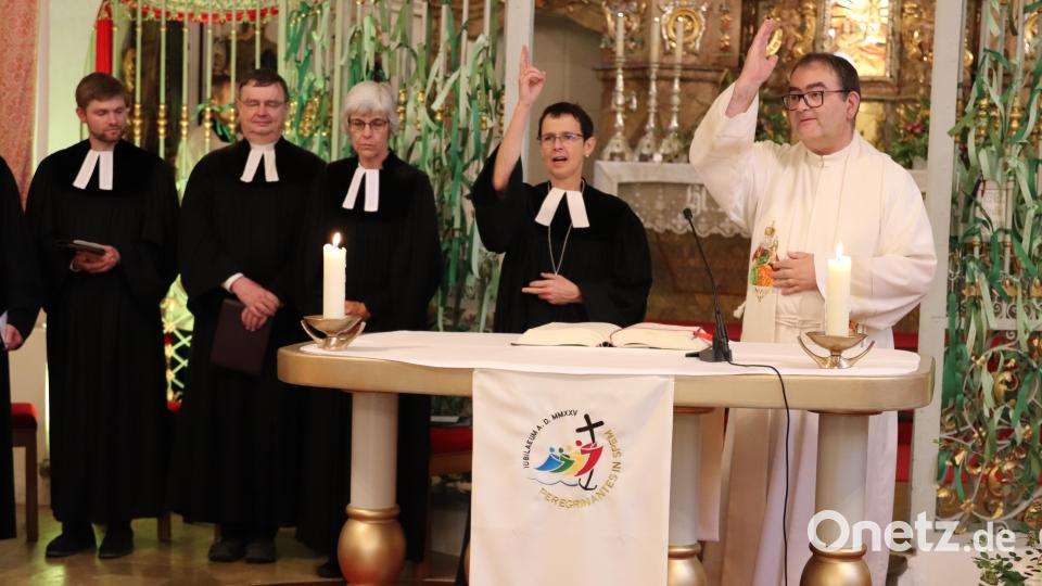 Dekanin Ulrike Dittmar und Pfarrer Herbert Mader (Vierte und Fünfter von links) spendeten gemeinsam den Segen – ein schönes Zeichen für den ökumenischen Geist. Bild: cog