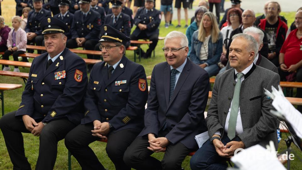 Kreisbrandinspektor Wolfgang Wedlich, Kreisbrandrat Stefan Gleißner, Bürgermeister Johannes Reger und Landrat Roland Grillmeier (von links) bei der Segnung des neuen Feuerwehrfahrzeugs. Bild: Roland Wellenhoefer