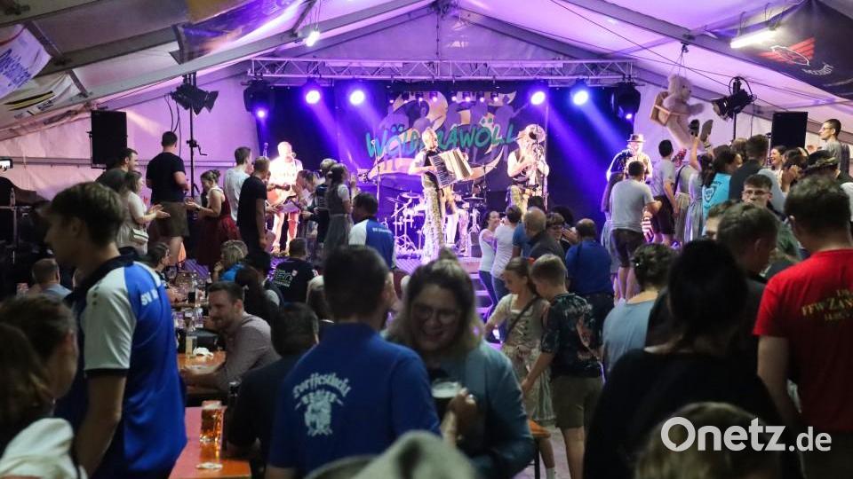 Mit der Band &quot;Wöidarawöll&quot; ging im Festzelt die Post ab. Bild: bnr