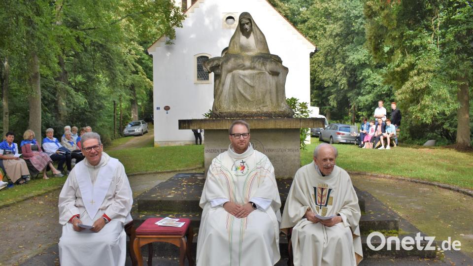 Das Annafest wurde am Vormittag auf dem Annaberg vor der Maria-Hilf-Kirche mit einem Gottesdienst gefeiert. Mit dabei waren unter anderem Pfarrer Daniel Fenk (Mitte), Ruhestandspfarrer Hans Bayer (rechts) und Roberto Natali (links). Bild: rgr