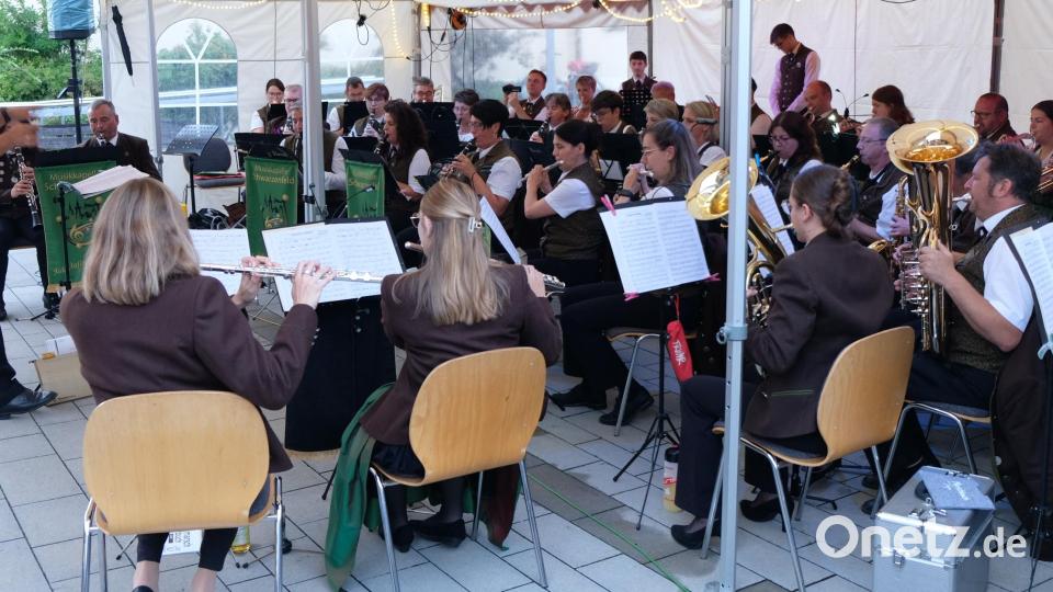 Ein Serenadenabend mal etwas anders: Vor Regen geschützt die Musikkapelle unter einem Zeltdach, was aber Stimmung und Freude am Gehörten kaum einen Abbruch tat. Bild: mab
