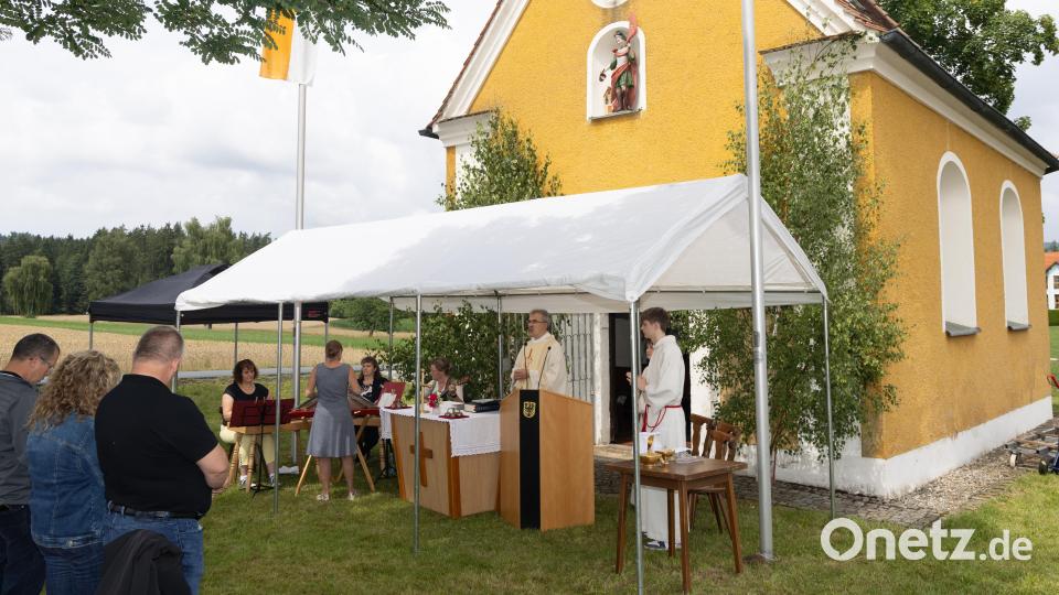 Festgottesdienst zum Patrozinium der St.-Anna-Kapelle unter freiem Himmel mit Stadtpfarrer Martin Besold. Bild: Roland Wellenhoefer