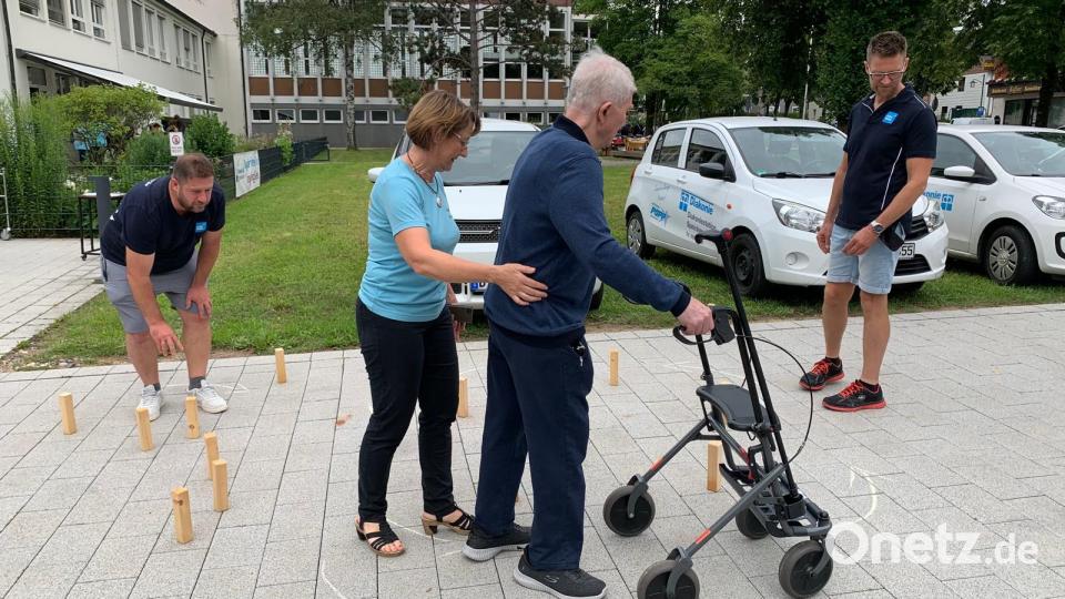 Rollator-Führerschein - Karina Volkmann unterstützt Hans Schleser Bild: whü