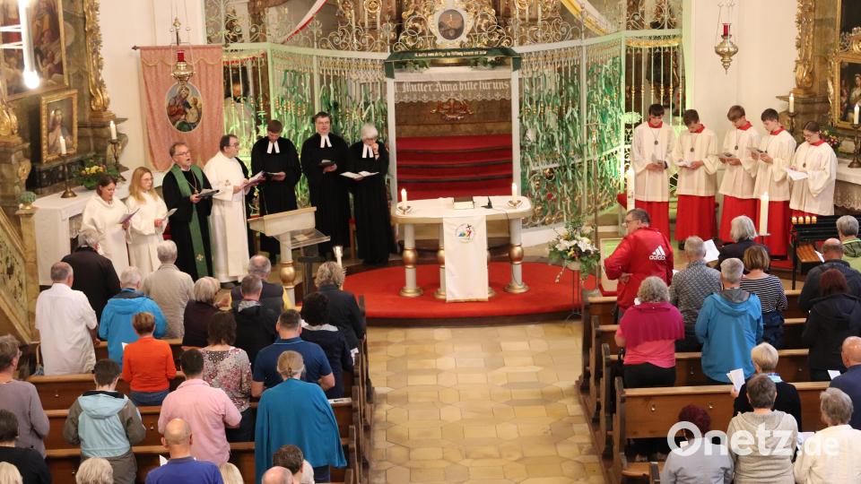 Die große ökumenische Gemeinde musste wegen des Regens in die Annabergkirche ausweichen, in der nur geradeso alle einen Platz fanden. Bild: cog