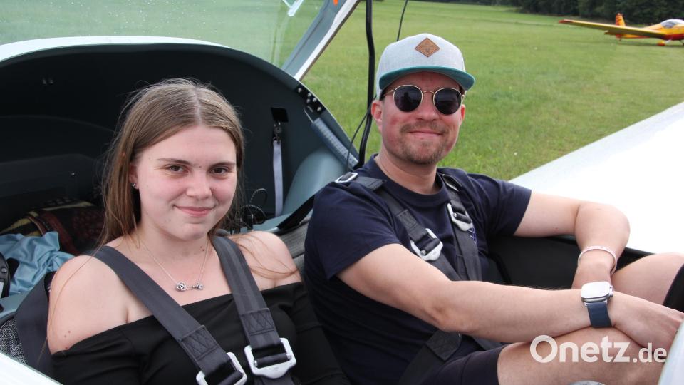 Die 19-jährige Rebecca Merther kurz vor dem Flug mit Sebastian Hackl. Sie war bereits im vergangenen Jahr mit einem Motorsegler in der Luft. Bild: kro