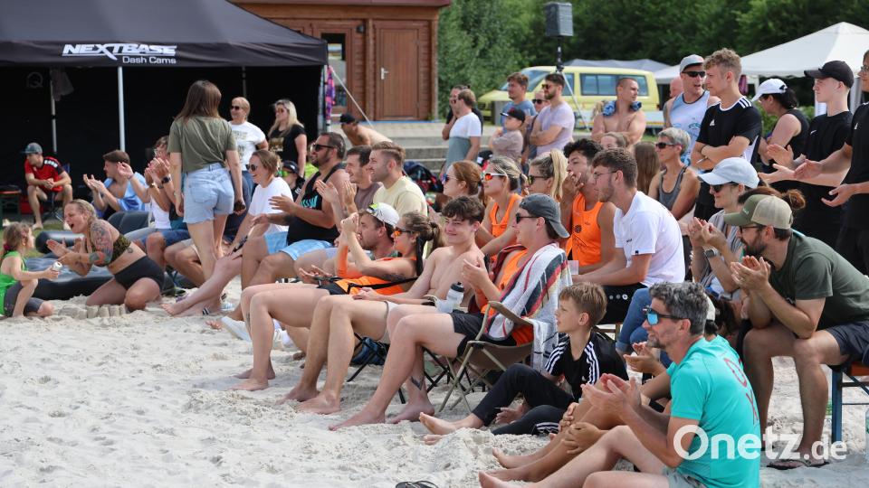 Die Finalspiele fanden jeweils einzeln statt und so konnten viele Teilnehmer zuschauen. Bild: Michael Klement
