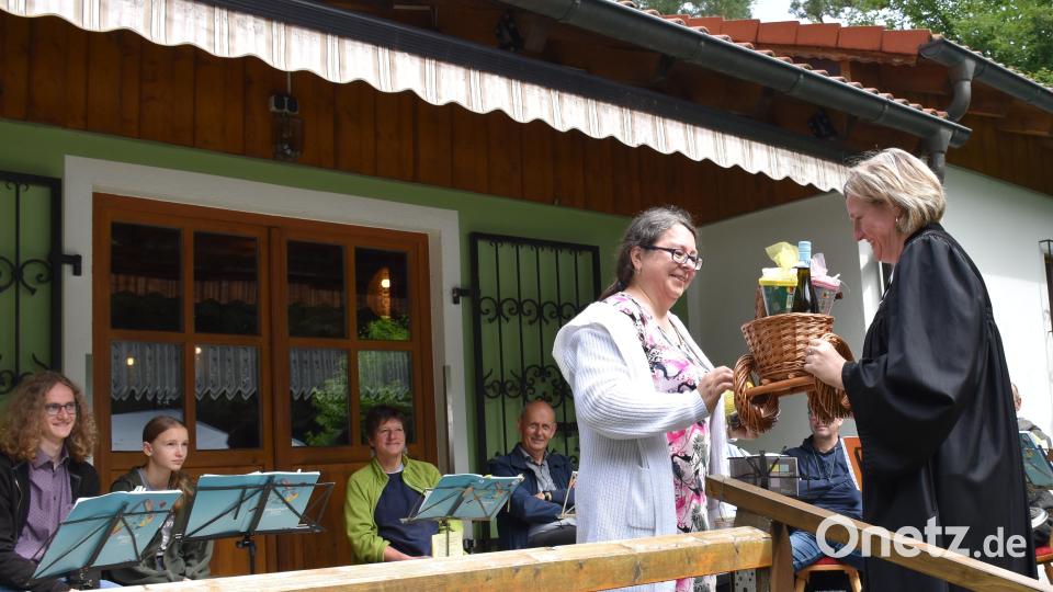 Von Pfarrerin Vlasta Groll aus Cheb gab es zu netten Worten ein schönes Geschenk. Bild: ubb