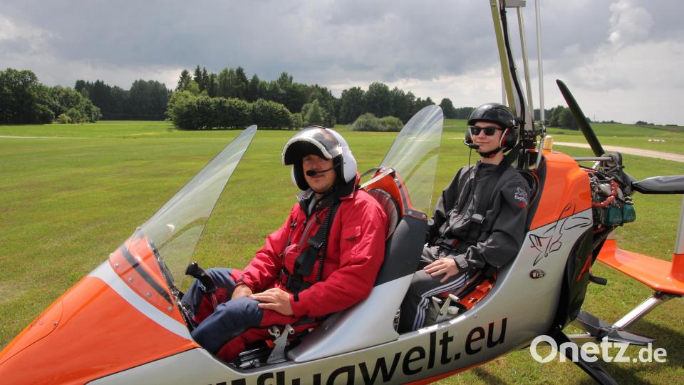 Pilot Anton Moll (links) und der 16-jährige Tim Funk kurz vor dem Start mit einem Gyrokopter. Bild: kro