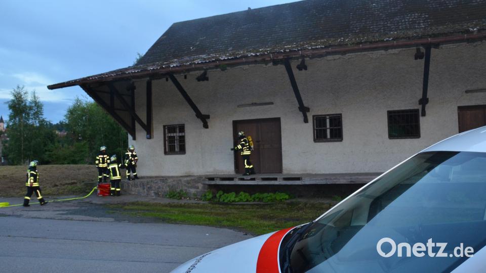 Aus einem seit Jahrzehnten verwaisten Lagerhaus stieg plötzlich Rauch auf. Bei dem Einsatz verletzte sich ein Feuerwehrmann. Bild: dob