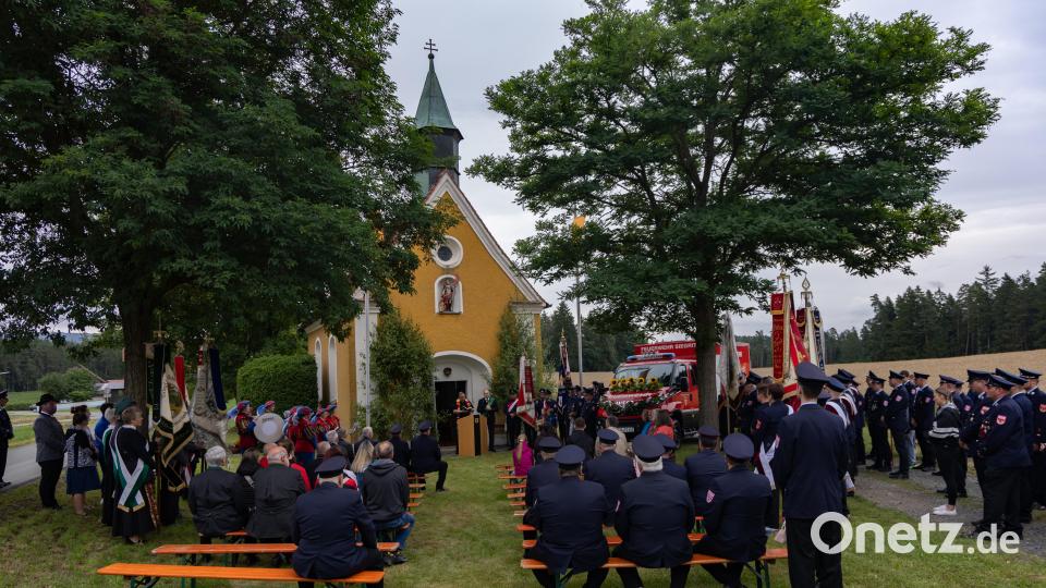 Pfarrer Thomas Berthold und Diakon Martin Schraml segnen das neue Feuerwehrfahrzeug der Freiwilligen Feuerwehr Siegritz feierlich vor der St.-Anna-Kapelle. Bild: Roland Wellenhoefer