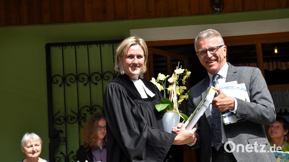 Bürgermeister Franz Stahl hatte ebenfalls Geschenke dabei und überreichte Stefanie Schön lachend auch den Sektkorken, &quot;der vom Himmel fiel&quot;. Bild: ubb