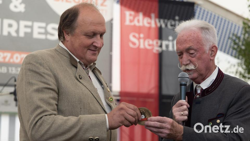 OSB-Präsident Franz Brunner (rechts) überreicht die Ehrenplakette zum 100-jährigen Jubiläum an Schützenvereinsvorsitzenden Bernhard Wenning (links). Bild: Roland Wellenhoefer