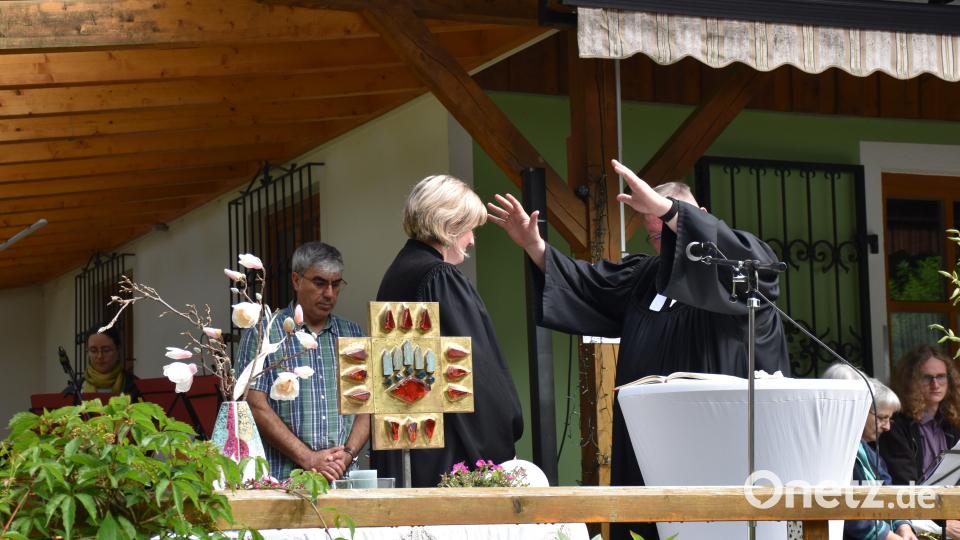 Pfarrer Thomas Berthold entpflichtete Pfarrerin Dr. Stefanie Schön von ihrem Amt als Gemeindepfarrerin für Tirschenreuth. Bild: ubb