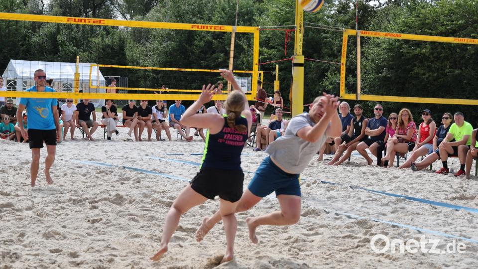 Die "Kokosnuss-Kracher" aus Grafenwöhr unterlagen im Fun-Cup-Finale den "Wadenkrampf Sisters" aus Weiden. Bild: Michael Klement