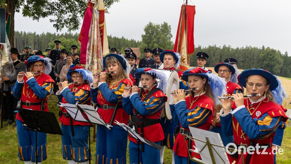 Der Spielmannszug der Feuerwehr Erbendorf umrahmte die feierliche Segnung des neuen Einsatzfahrzeugs musikalisch. Bild: Roland Wellenhoefer
