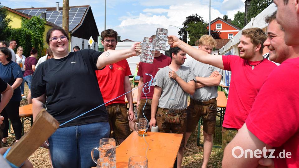 Das Maßkrugstemmen kostet richtig Kraft. Auch die Frauen zeigen was sie können. Bild: bnr