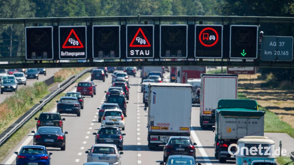 Neben der A8 ist in Bayern besonders der Großraum München staugefährdet. (Archivbild) Bild: Lino Mirgeler/dpa