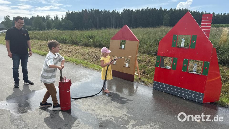 Die Kinder hatten sichtlich Spaß beim Zielspritzen mit der Kübelspitze – ein Highlight des Familienprogramms. Bild: Roland Wellenhöfer