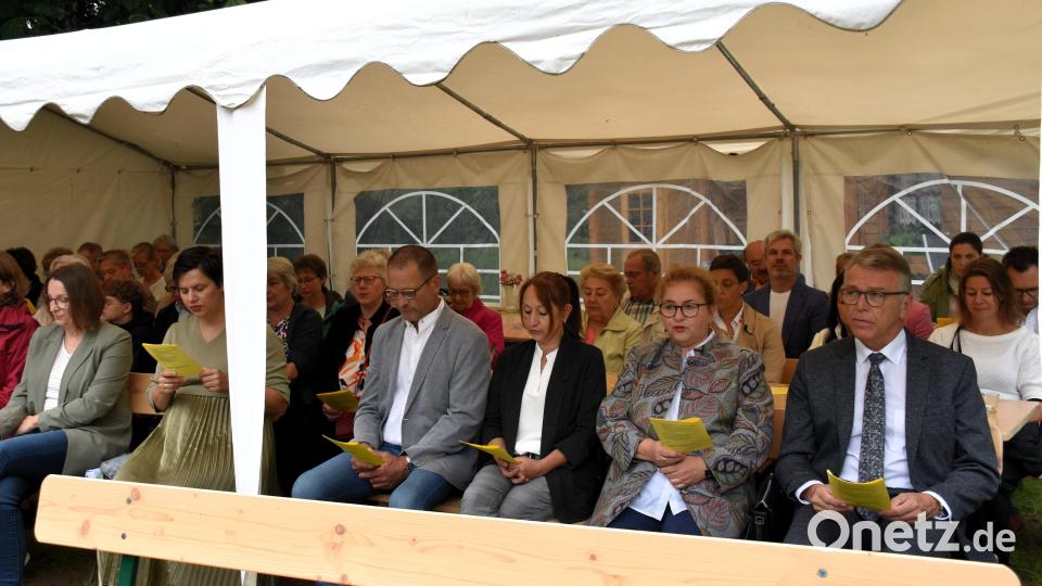 Gegen Wind, Regen oder Sonne waren Pavillons aufgestellt. Bild: ubb