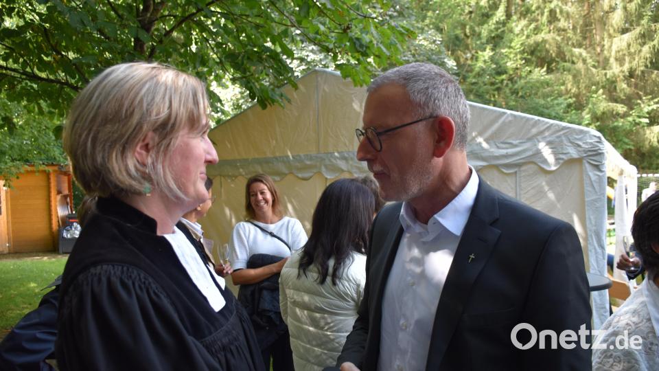 Der katholische Pfarrer Dr. Thomas Vogl kam extra später noch nach, um sich von Dr. Stefanie Schön persönlich zu verabschieden. Bild: ubb