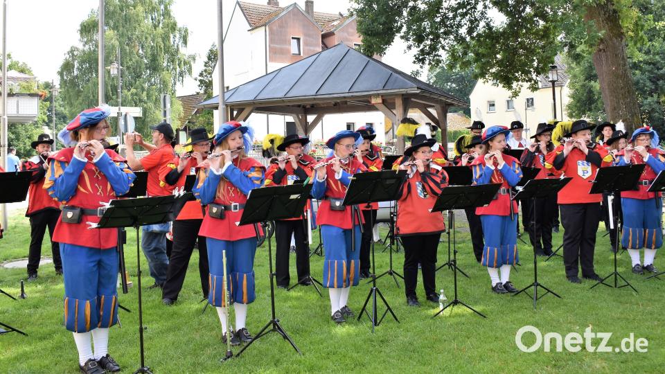 Die Spielleute Nordoberpfalz aus Erbendorf, Pressath und Grafenwöhr gratulierten beim Annafest zum 30. Jubiläum der Partnerstädte Grafenwöhr und Grafenwörth mit einem Konzert. Bild: rgr