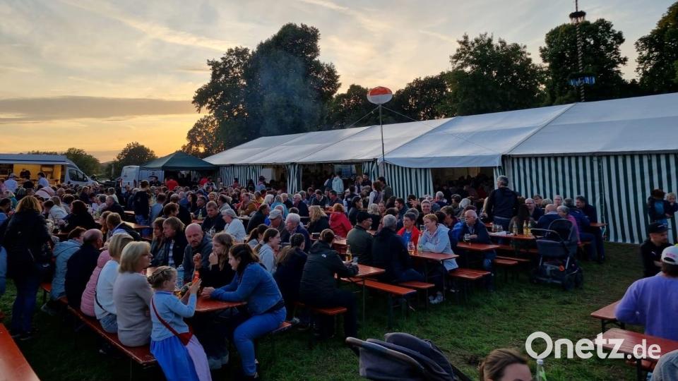 Auch vor dem Festzelt saßen zahlreiche Kirwagäste. Bild: lei