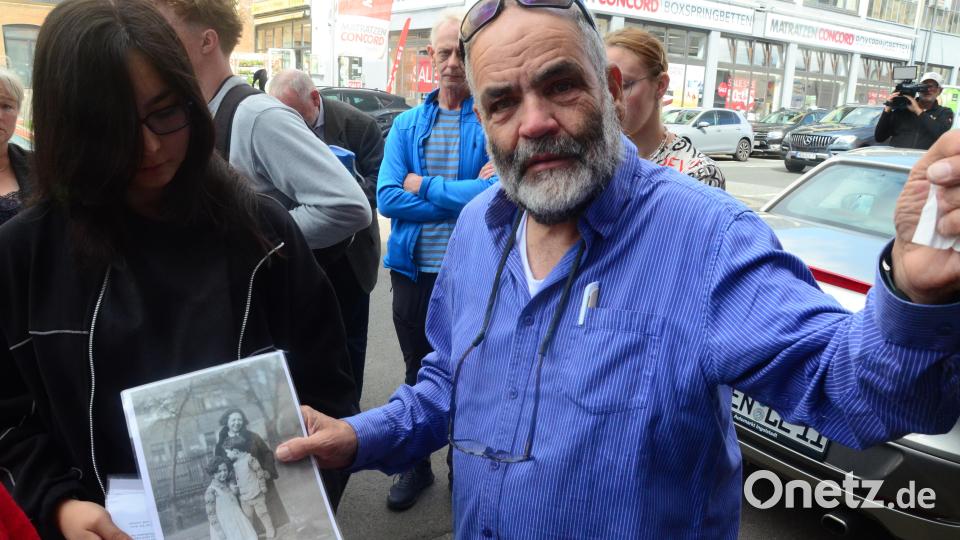 Ofer Heimann zeigt ein Foto, das seine Großmutter Elise, seinen Vater und seine Tante abbildet. Bild: Kunz