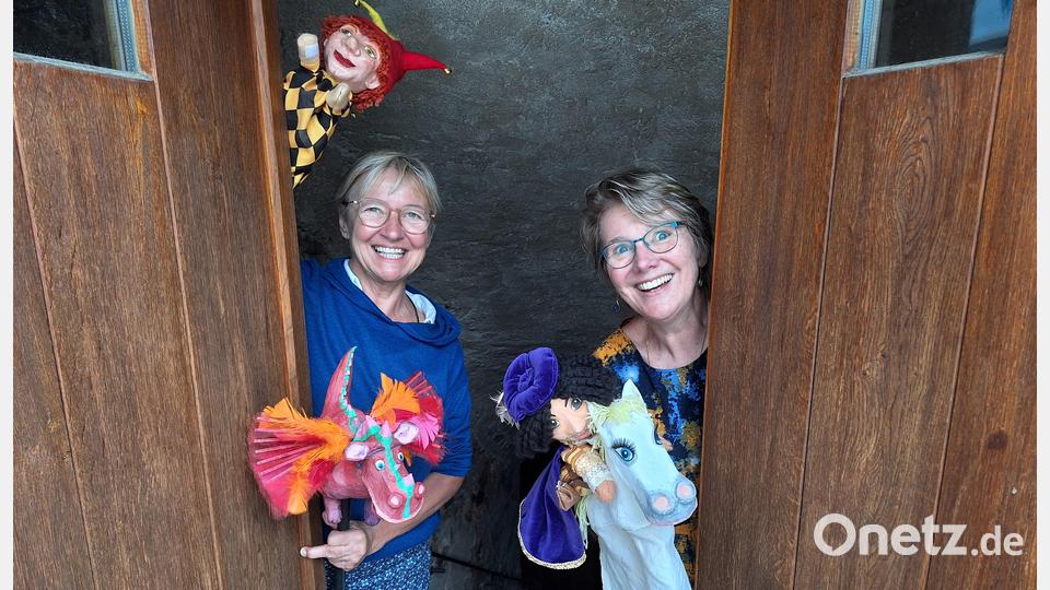 Am Samstag und Sonntag öffnen sich beim Mittelalterlichen Markt in Nabburg die Türen im Stadtmuseum Zehentstadel für ein ganz besonderes Puppenspiel. Renate Gresser (links) und Barbara Hofmann lassen Figuren aus dem Märchenschatz von Franz Xaver Schönwerth lebendig werden. Bild: bl