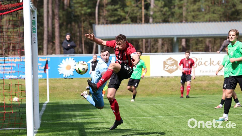 Nico Argauer in der Region, in der er sich am wohlsten fühlt: im gegnerischen Strafraum beim Torabschluss. Auf die Treffer des Stürmers setzt der SC Luhe-Wildenau auch im Derby am Mittwochabend. Archivbild: Dieter Jäschke